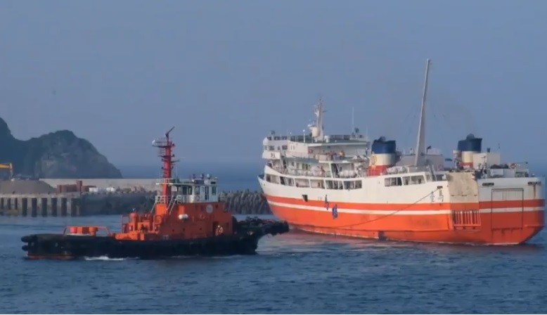 台馬輪28日於富貴角西北45海里處失去動力，航港局下午接獲通報後前往現場救援，晚間7點多順利完成5名旅客接駁。 圖：翻攝網路