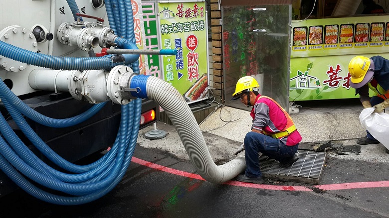 因應梅雨、颱風季汛期來臨，台中市政府環保局針對列管505處易淹水道路側溝，加強派員巡查清淤。 圖：台中市政府官網