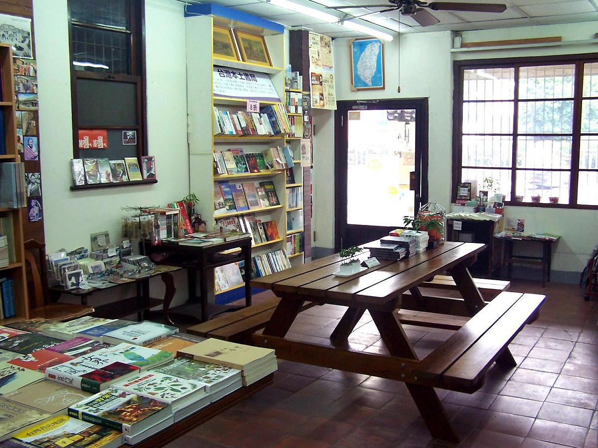 台灣本土文化書局成立於1993年，販售書籍以台灣為本位，是一間透過書籍、音樂、台語講座傳承本土文化的小書店。 圖：翻攝自台灣本土文化書局臉書