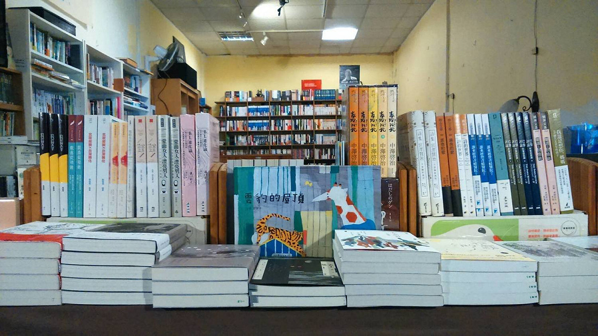 東海書苑是台中經營許有的知名獨立書店，以性別議題、哲學、社會學、本土研究等書籍為主，也提供咖啡、點心供愛書人品嚐。 圖：翻攝自東海書苑臉書