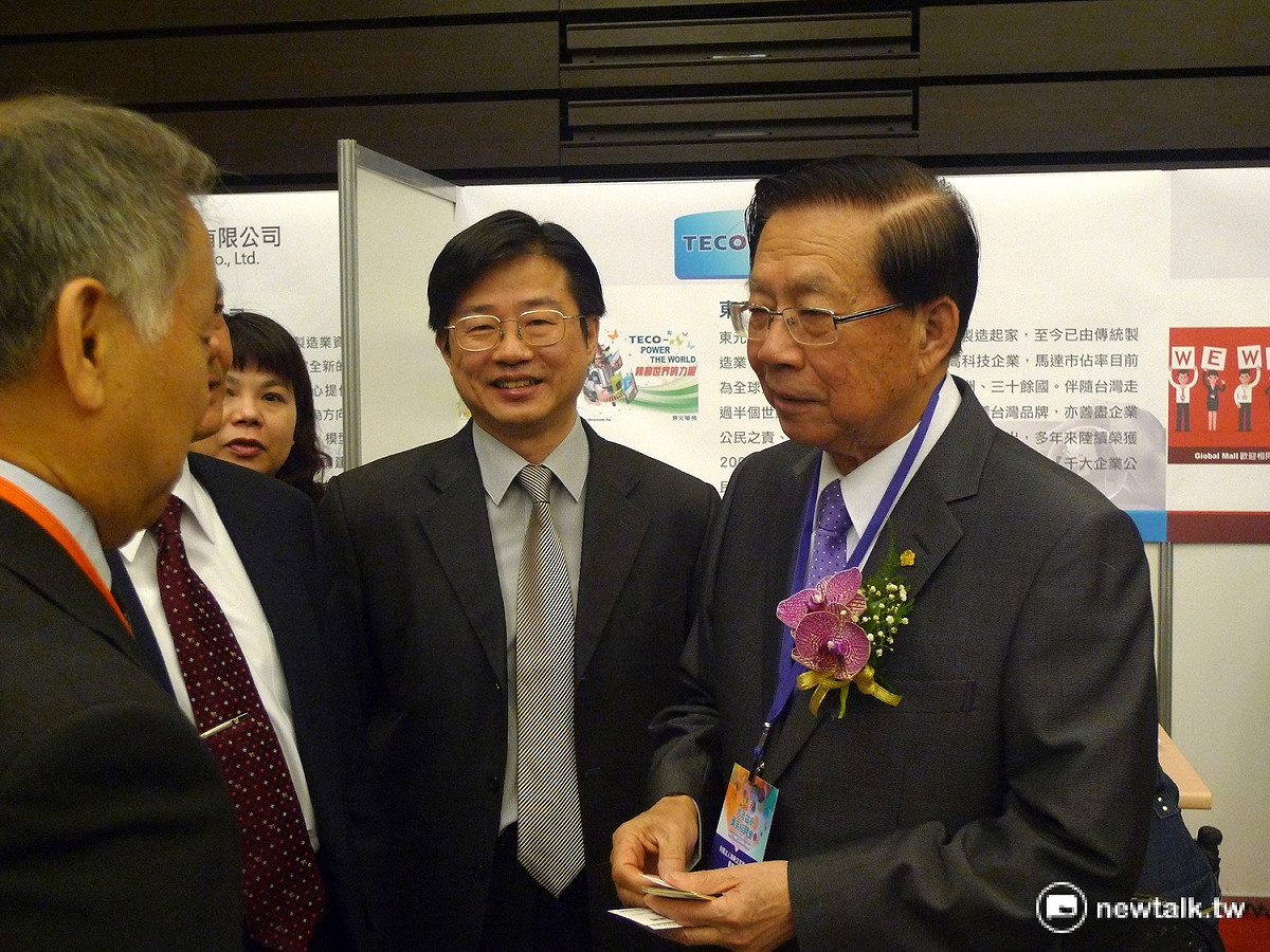 海基會董事長田弘茂與參展廠商交換名片。 圖：汪少凡／攝