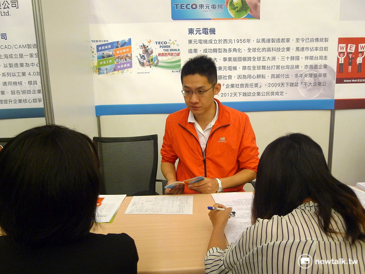 廠商向求職學生耐心解說「赴中工作」的注意事項。 圖：汪少凡／攝