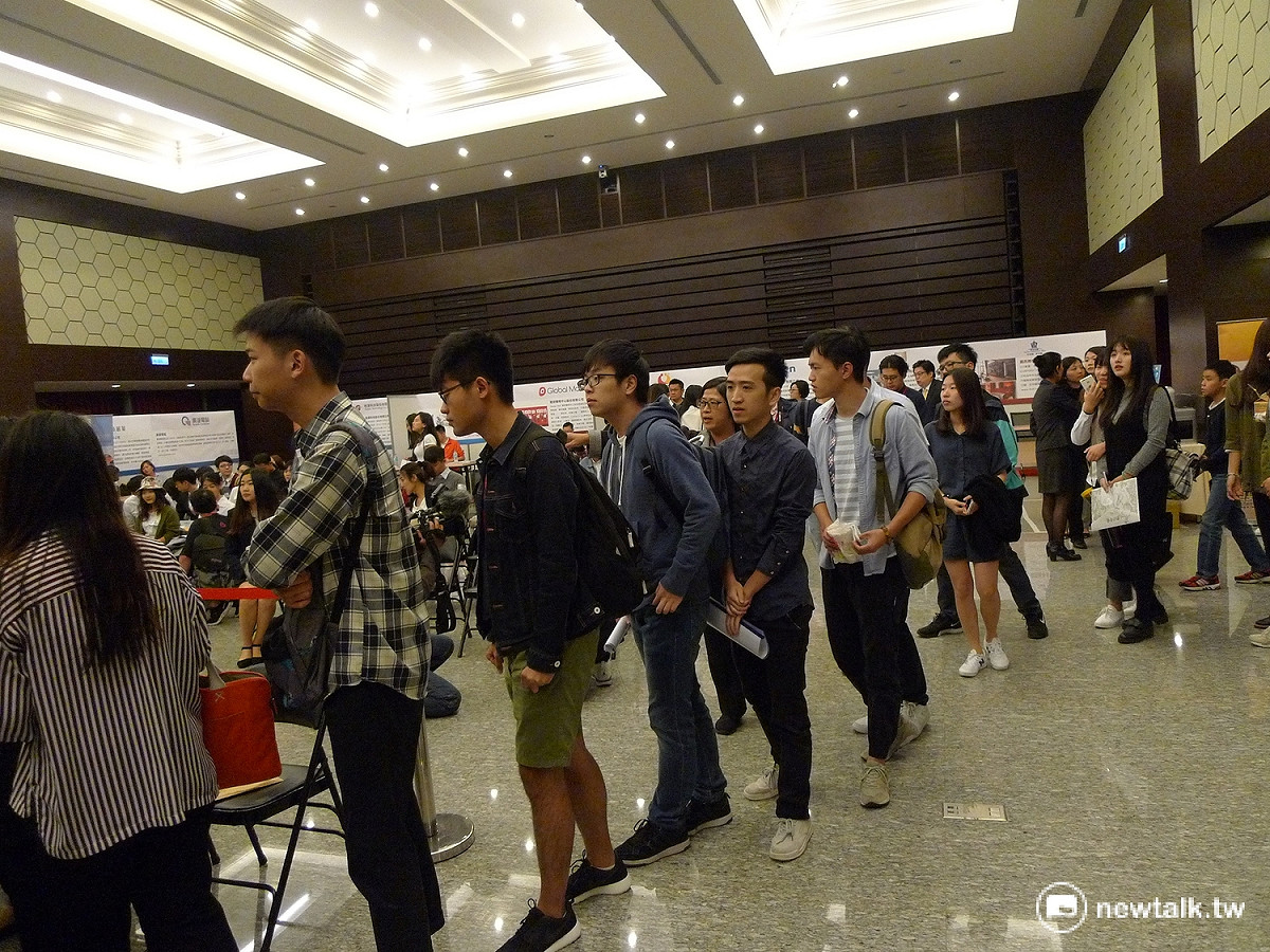 欲求職學生魚貫進入會場。 圖：汪少凡／攝