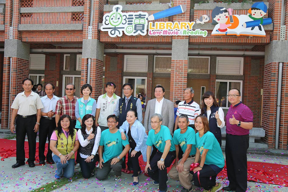 嘉義縣太保市安東國小和民雄鄉菁埔國小的圖書室落成，4月29日配合校慶舉行圖書室揭牌典禮 圖:嘉義縣政府/提供