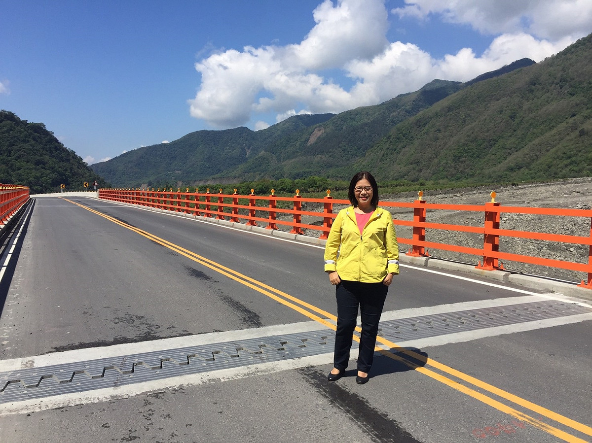 莫拉克颱風重創台20線南橫公路，高雄寶來以上地區交通中斷、處處孤島，台20寶來勤和至復興中期路段，700公尺長的「明霸克露橋」今(29)日通車，這段與荖濃溪搏鬥的五公里關鍵路段接通，等於是「壯麗南橫再現」立下重要的里程碑。 圖:管碧玲/提供