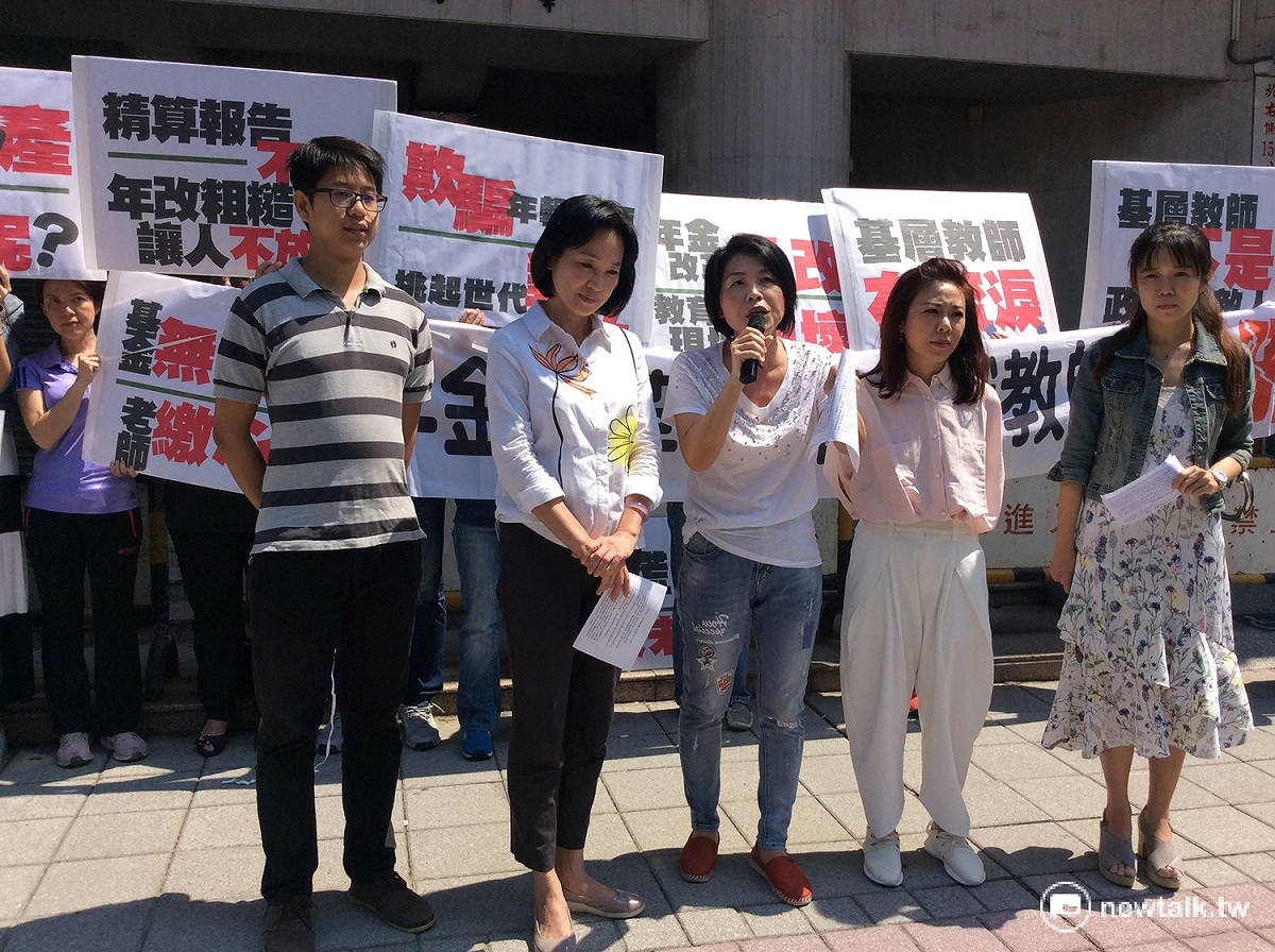 李曼麗指出，此波年金改革讓年輕教師必須「多繳、少領、延後退」，對基層新制教師十分苛刻、不友善。 圖：程士華/攝