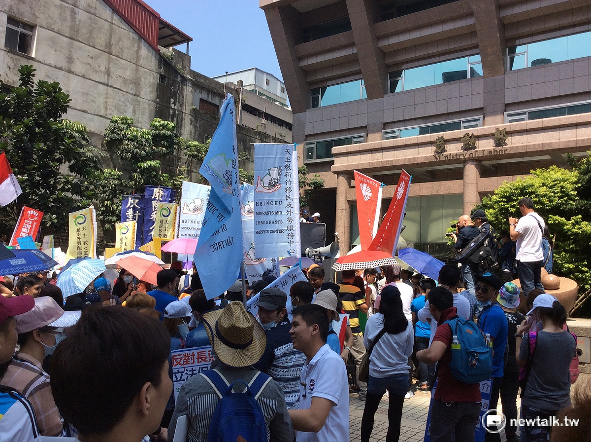 勞動部前聚集移工，多國移工齊聲訴求立法。 圖：程士華/攝