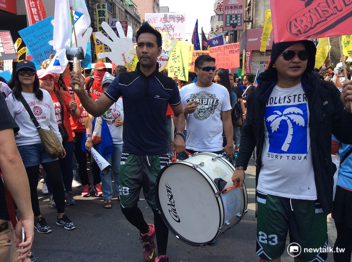 移工遊行隊伍樂器百出，沿路擊響大鼓、小鼓與鈸等樂器，用音樂表達訴求。 圖：程士華/攝
