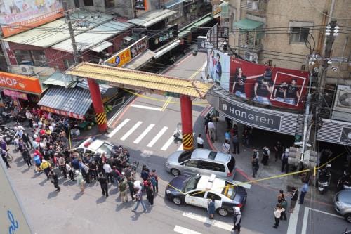 北市中和興南觀光夜市30日發生警匪駁火案件，雙方 對峙3個多小時後，嫌犯劉邦誠棄械投降，警方將他送 往新店警分局進行後續偵辦。警方也清槍陸續撤離現場 ，緊張的鬧區警匪駁火案件暫告一段落。  圖:中央社