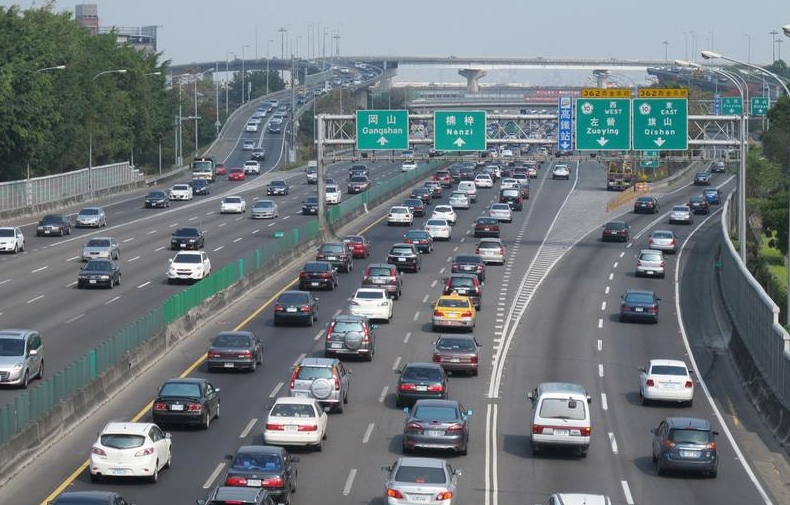 網路持續有民眾轉傳車輛在高速公路拋錨，不要找高速公路拖救車，找中油有免費拖救服務，並附有各路段連絡電話。 圖:翻攝自高速公路局