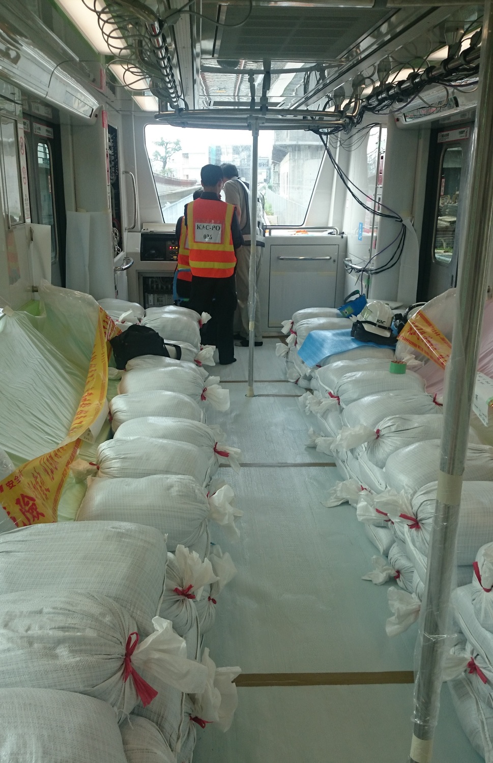 本次載重測試是由電聯車裝載1192包、每包約27公斤的沙包，整輛列車共載重32公噸，模擬列車滿載客數536人的行駛情況。 圖：台中市政府提供