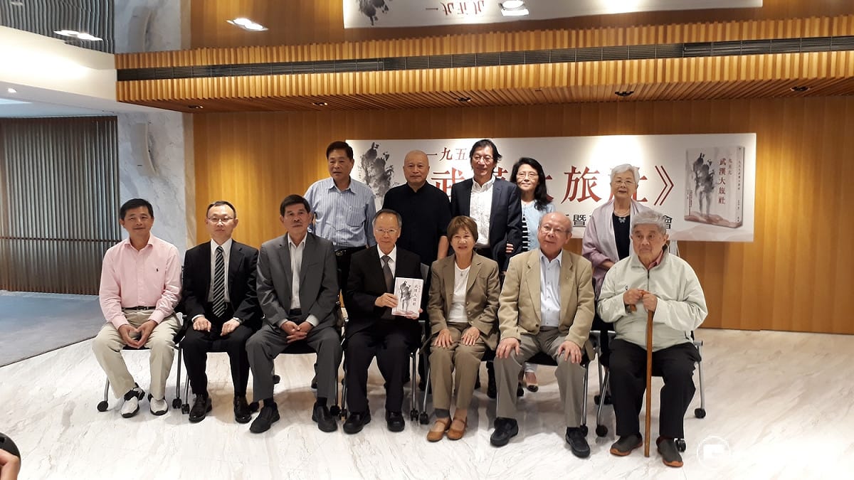 《一九五九 武漢大旅社》新書發表會後，與會來賓合影留念。 圖：莊豐嘉／攝