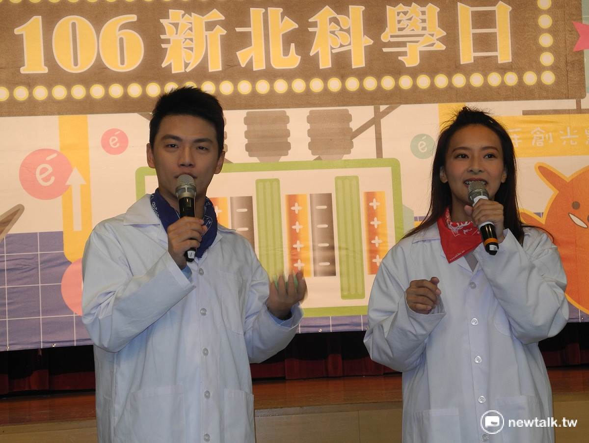 侯友宜與教育局長林奕華（左一）、淡大研發長王伯昌（右二）等人以化學電池串聯點燈，為千人實驗開場，得意地指著點光的 led燈。 圖：王峻昌／攝