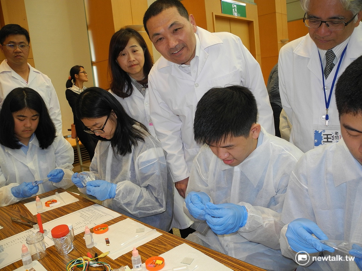 侯友宜興味盎然地觀看高中組學生進行「太陽能電池」實驗。 圖：王峻昌／攝