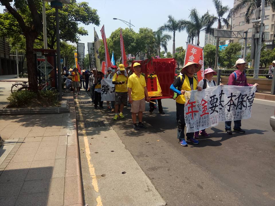 苦行19天，行走400公里的工鬥團體，今(1)日來到行政院前，要求行政院應重新提勞保年金改革版本。 圖：翻拍2016工人鬥總統臉書