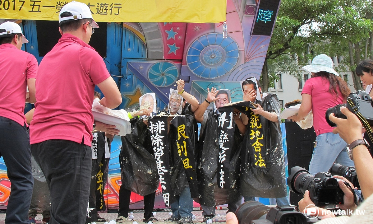 51勞工大遊行1日下午演出行動劇，勞工以豆花反擊慣老闆，不讓雇主吃勞工的豆腐。 圖：林朝億/攝
