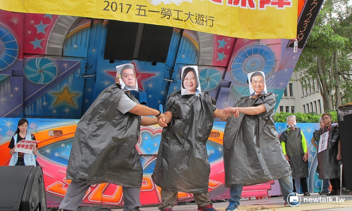 51勞工大遊行1日下午演出行動劇，諷刺「蔡英文」當選總統後，只會任由資本家拉扯。
 圖：林朝億/攝
