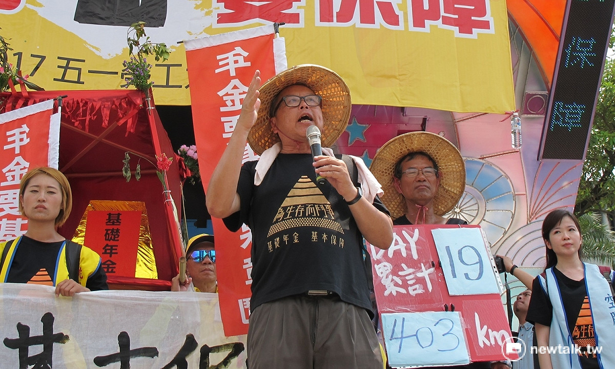 51勞工大遊行1日下午登場，前桃園產業總工會理事長毛振飛說明完成4百公里苦行心得。 圖：林朝億/攝