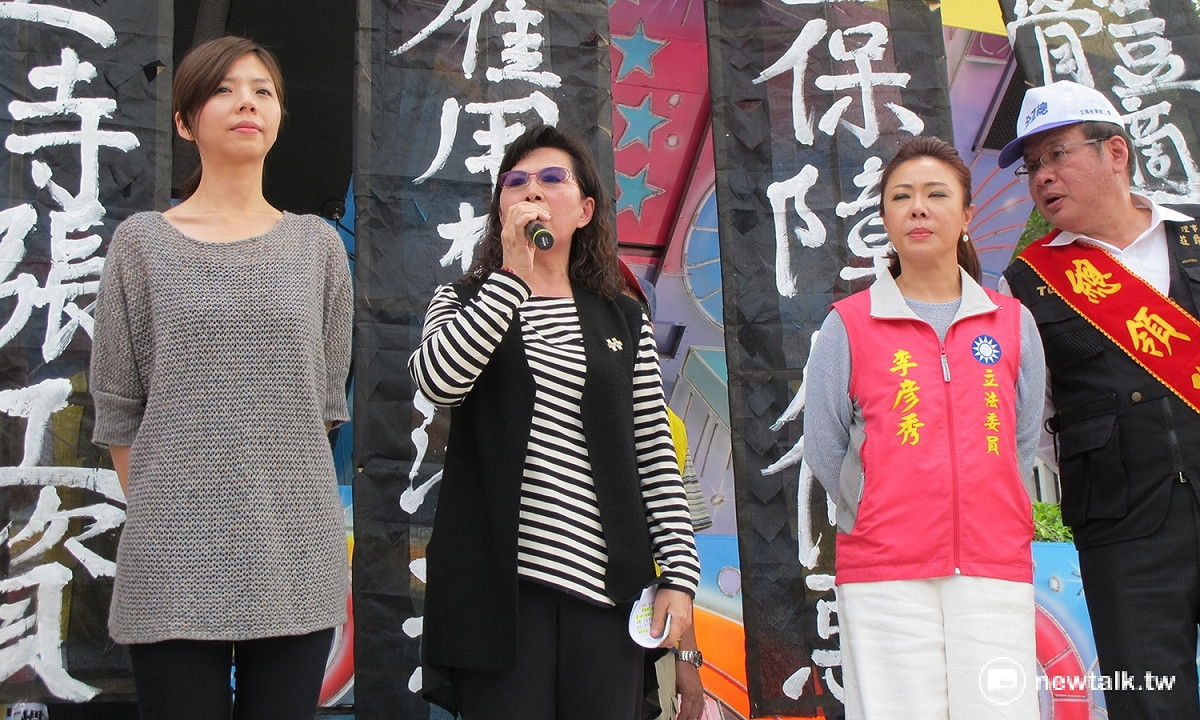 51勞工大遊行登場，時代力量立委洪慈庸、親民黨立委周陳秀霞、國民黨立委李彥秀（由左至右）1日都到場說明該黨的勞工政策，獨缺民進黨立委。 圖：林朝億/攝