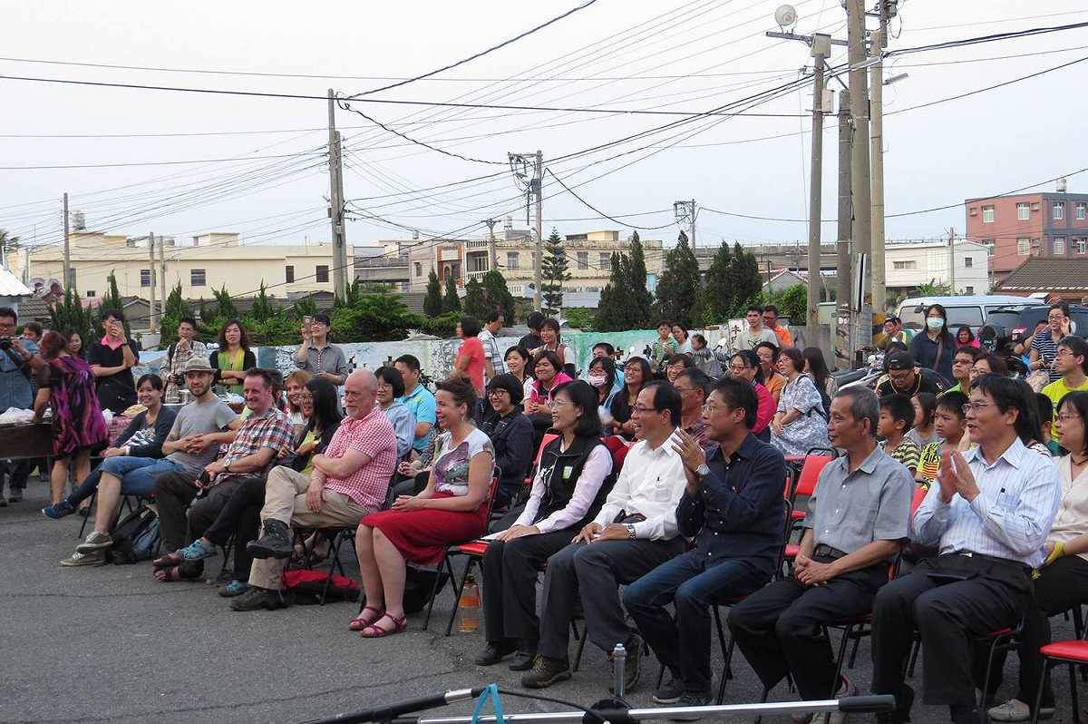 7人位藝術家自4月15日起進駐成龍村，成龍國小特別舉辦歡迎會，學童演奏烏克麗麗，親切與藝術家們互動，15日下午5點半在成龍村安龍宮廟埕還有歡迎晚會，村民要用拿手在地料理招待他們，也歡迎大家一起前往同樂。 圖:取自成龍濕地國際藝術節臉書
