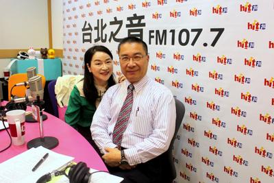 周玉蒄與徐國勇合影。 圖：蔻蔻早餐廣播節目提供