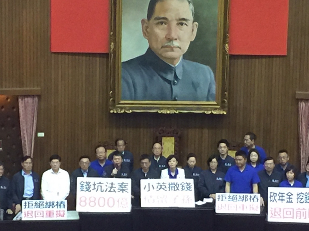 因反對「前瞻基礎建設特別條例」草案，國民黨2日再度占領立法院議場主席台，高舉「拒絕綁樁，退回重審」等抗議牌，並要求立法院退回前瞻基礎建設條例。 圖：林人芳／攝