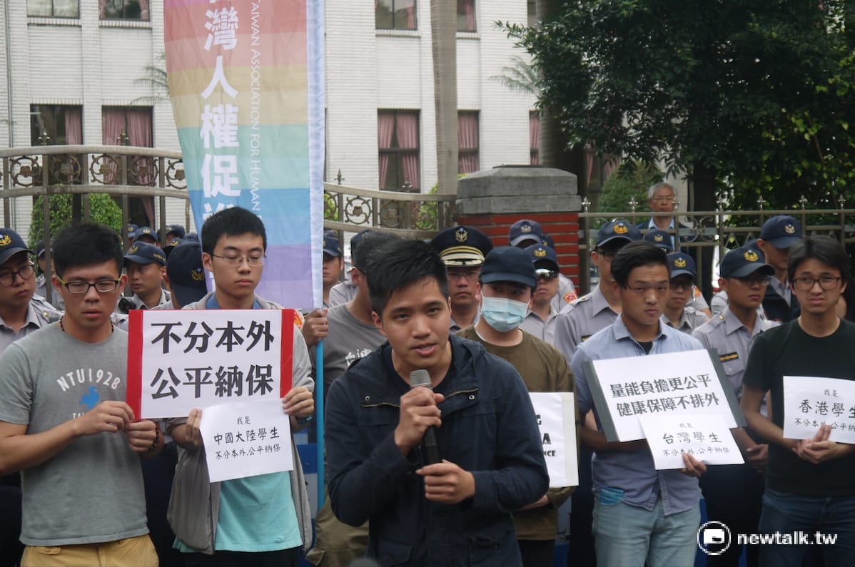 台灣大學研究生協會會長吳昀慶表示，自己也是支持臺灣獨立的青年，中國學生納保不應淪為國族情緒的討論。 圖：鍾孟軒/攝