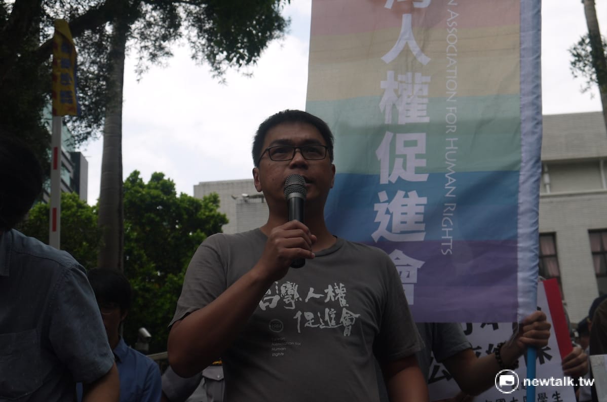 臺灣人權促進會施逸翔說，中國學生納保是人權議題，不是國族議題。 圖：鍾孟軒/攝