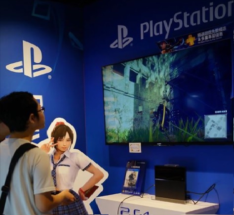 去年在紐約發表會揭曉兩款PlayStation 4新機後，當時美國索尼互動娛樂事業部暨PlayStation全球工作室總裁Shawn Layden透露日後將因應遊戲及市場需求推出更多遊戲主機，而在微軟計畫在今年E3 2017正式揭曉代號Project Scorpio的Xbox One新機，市場看法認為PlayStation陣營將在明年跟進推出新款PlayStation主機，有可能就是眾所期待的PS5。 圖:翻攝自Sony臉書