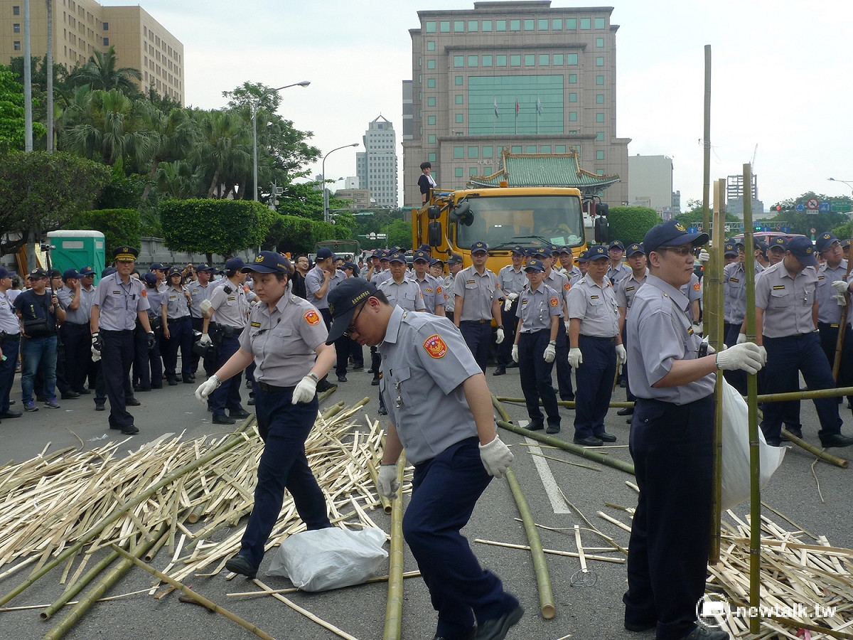 中正一分局動用優勢警力清除凱道堆放的石頭及藝術品。 圖：汪少凡／攝