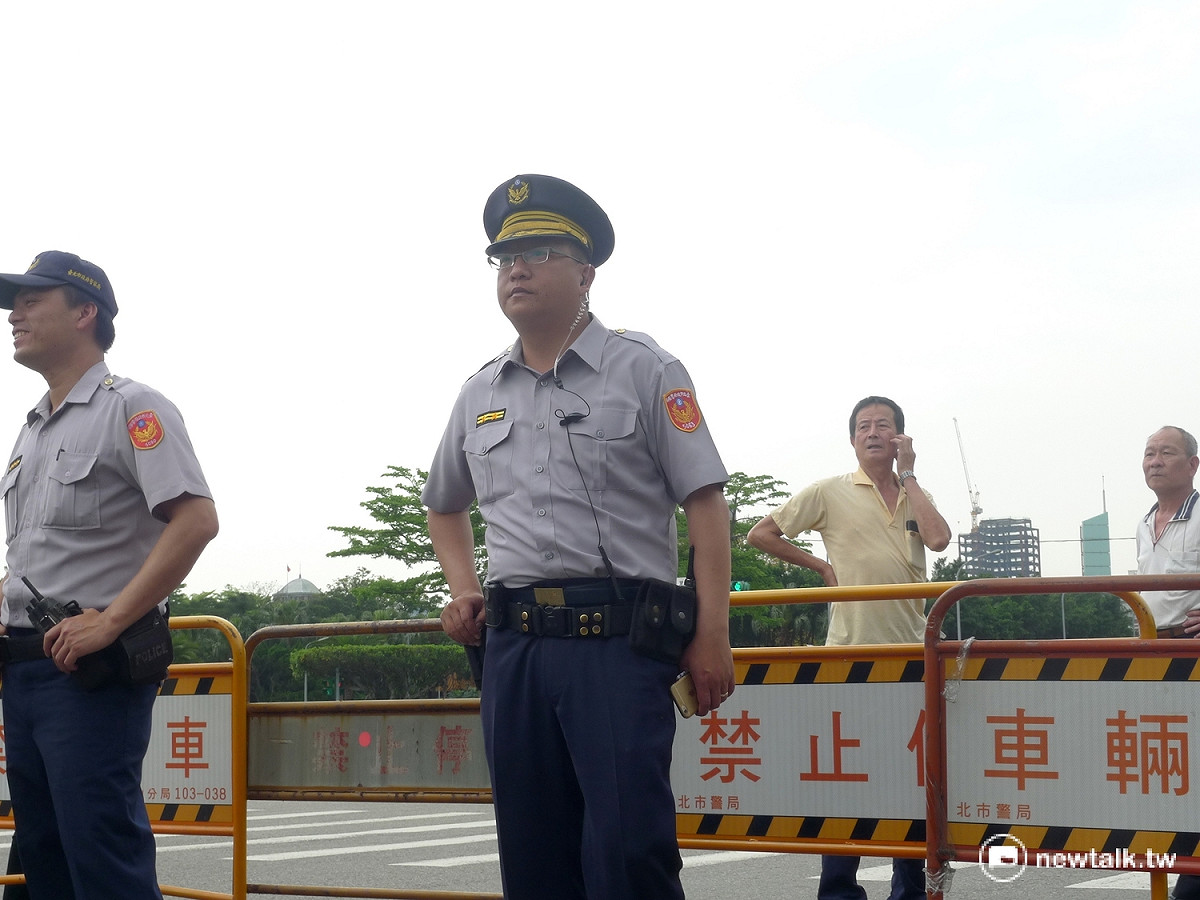 現場指揮官中正一分局林聖崴所長表示經多次勸導無效才執行清除。 圖：汪少凡／攝