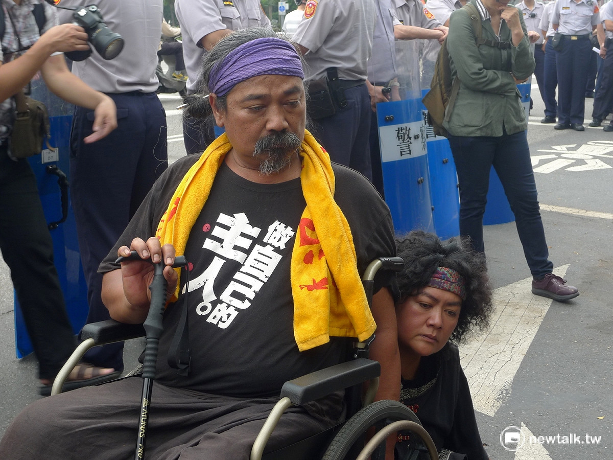 失神、失語的巴奈與那布。 圖：汪少凡／攝