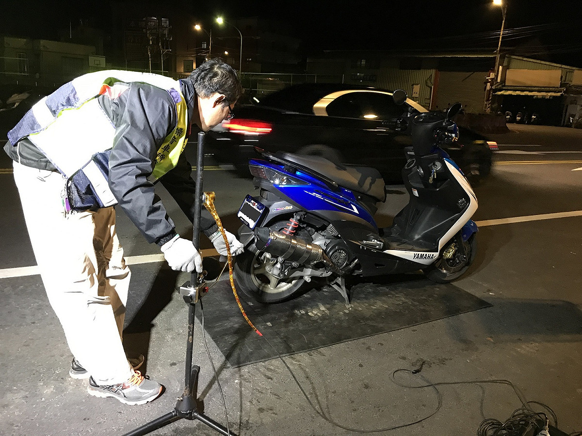 新北市警察局和環保局合作於中和區興南路進行改裝車攔檢 圖：翻攝新北市環保局網站