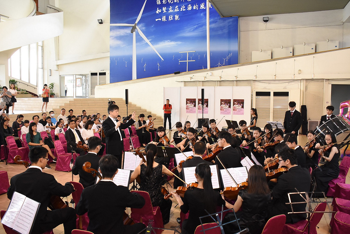彰化縣兒童管弦樂團在縣府中庭表演。 圖：彰化縣政府/提供
