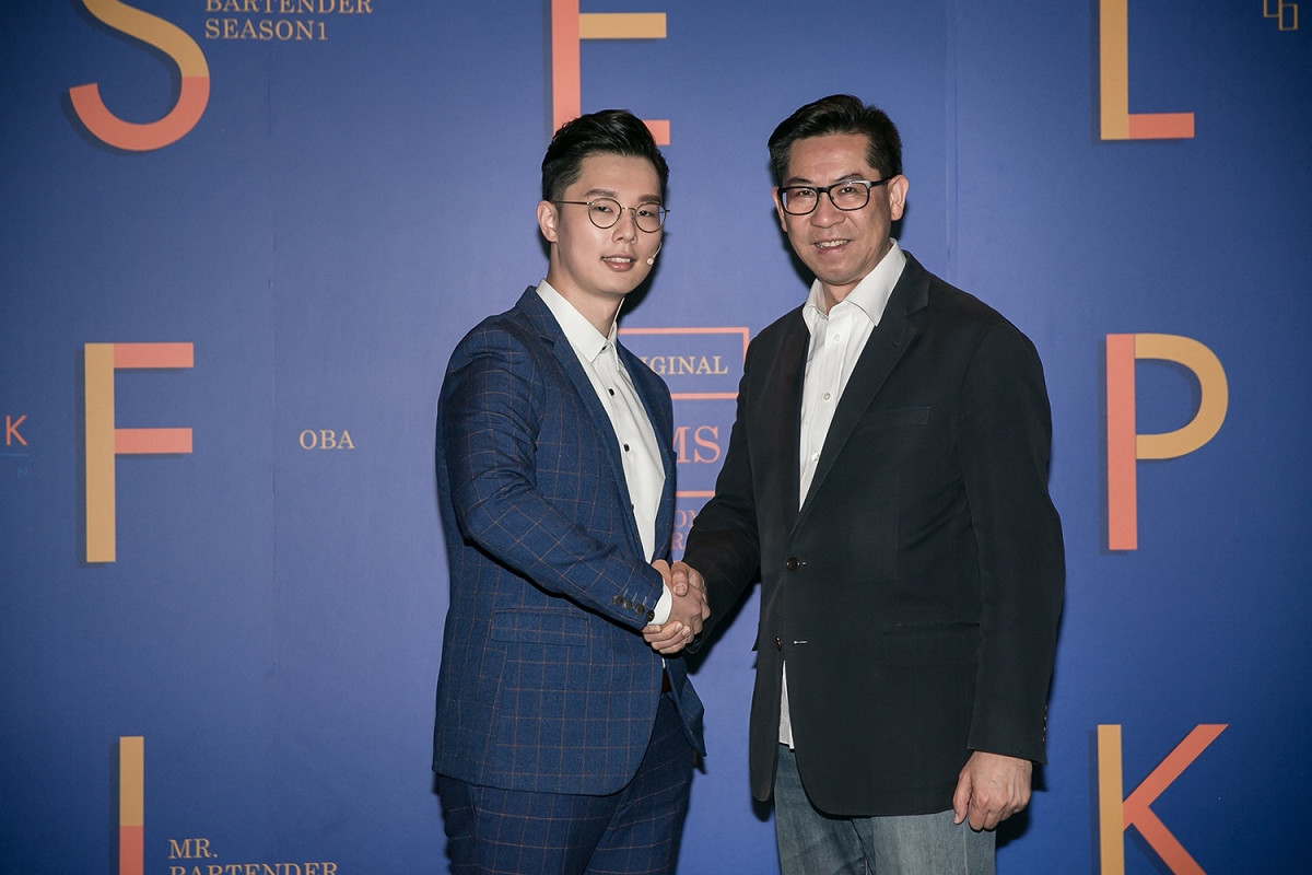 SELFPICK宣布獲得本土最大行銷傳播集團：先勢行銷傳播集團的最新投資，左為SELFPICK創辦人徐嘉凱，右為先勢集團董事長楊忠翰。 圖：SELFPICK/提供