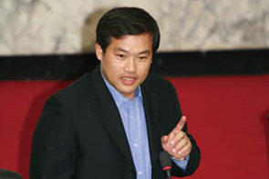 高雄市議員蕭永達今(9)天在市政總質詢上，放棄言論免責權保障，公開同心補習班狼師除陳國星外，還有吳翰陞及莊立航。 圖：新頭殼資料照