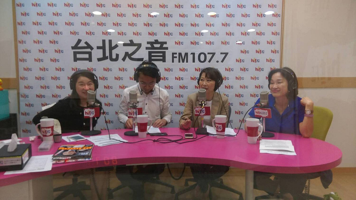 民進黨立委陳亭妃、國民黨立委柯志恩及時代力量立委徐永明今（3日）受邀至《蔻蔻早餐》，主持人周玉蔻詢問小英民調低，是否因林全內閣政策闡述不清影響？林全是否適任？陳亭妃直言，小英有改革的勇氣，但林全再不闡明政策，「就沒機會了！」 圖：趙婉淳攝