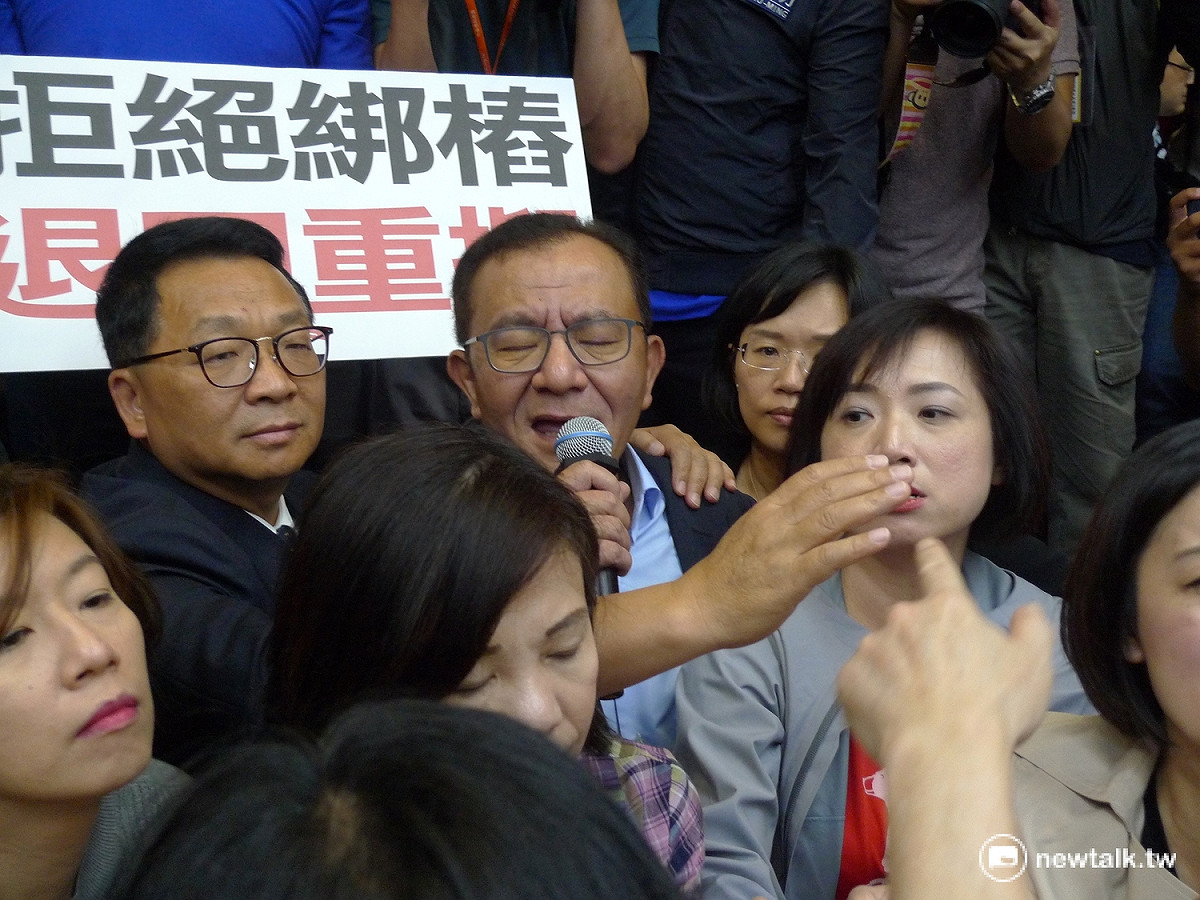 在第二波推擠後再度離席，議事持續停擺。 圖：汪少凡／攝