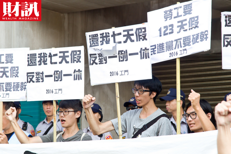 就任周年前夕，行政院長林全接受《財訊》專訪，針對勞基法一例一休的爭議，林全表示，不會再修法。6月22日的求職網公布的民調卻顯示，勞資雙方，都呼籲修法。 圖:財訊提供