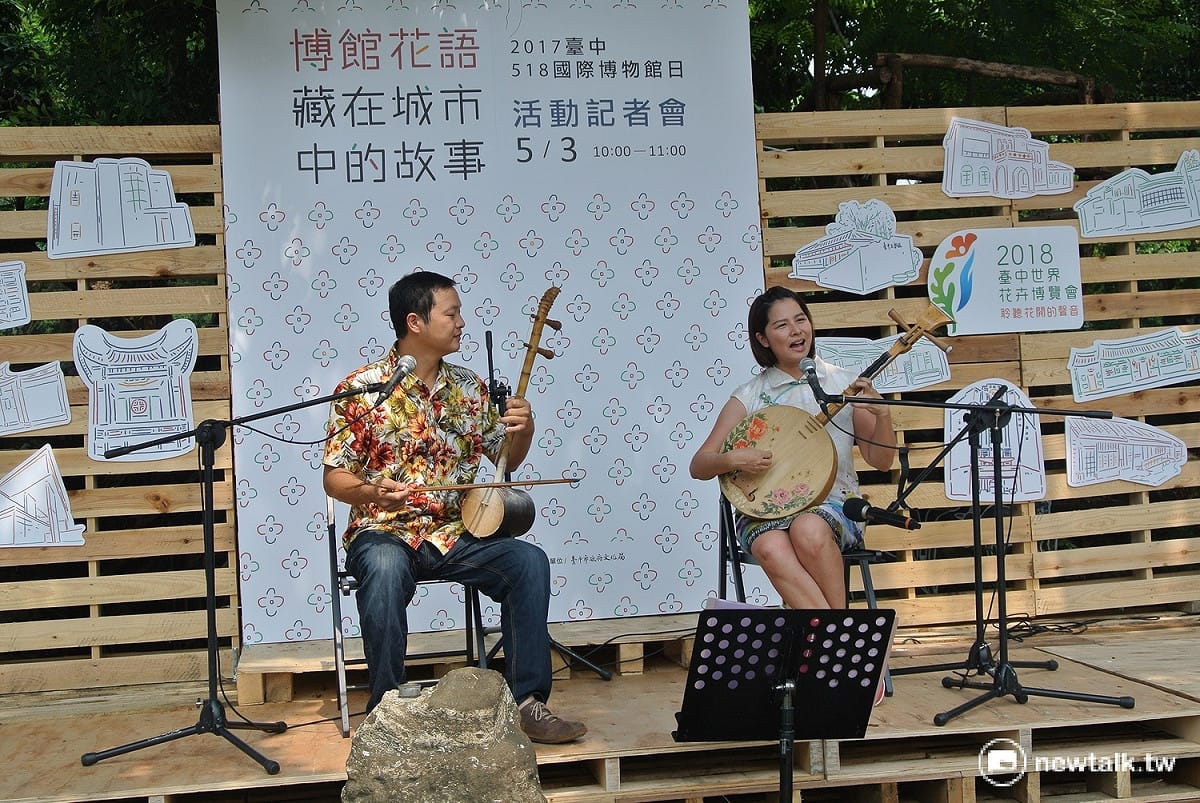 表演老師用四句聯串連介台中的各個博物館。 圖：唐復年/攝