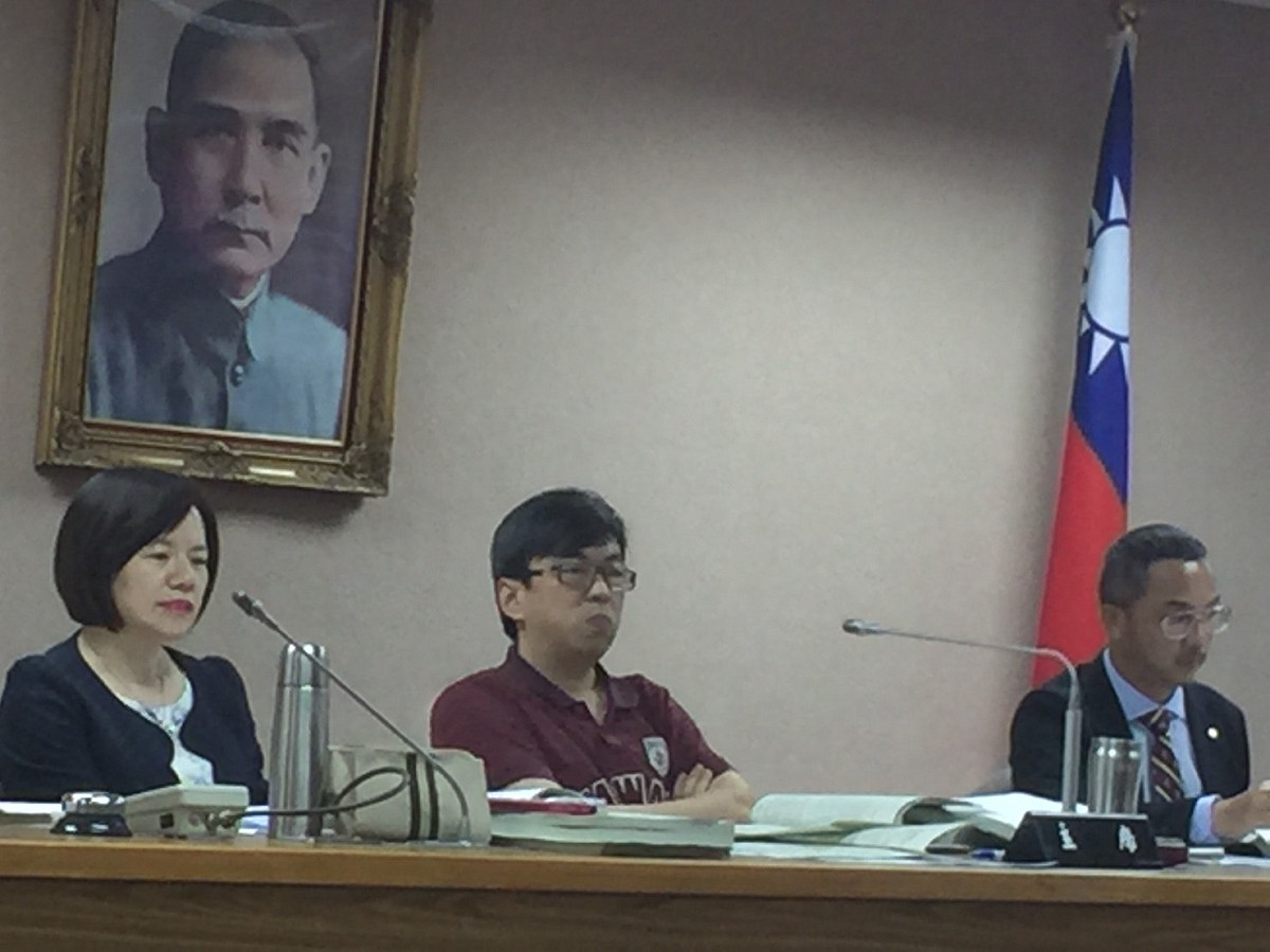 為了加速年金改革法案的審查，立法院司法及法制委員會3日將挑燈夜戰，民進黨司法委員會召委段宜康表示，已請委員會準備晚餐。 圖：林人芳／攝
