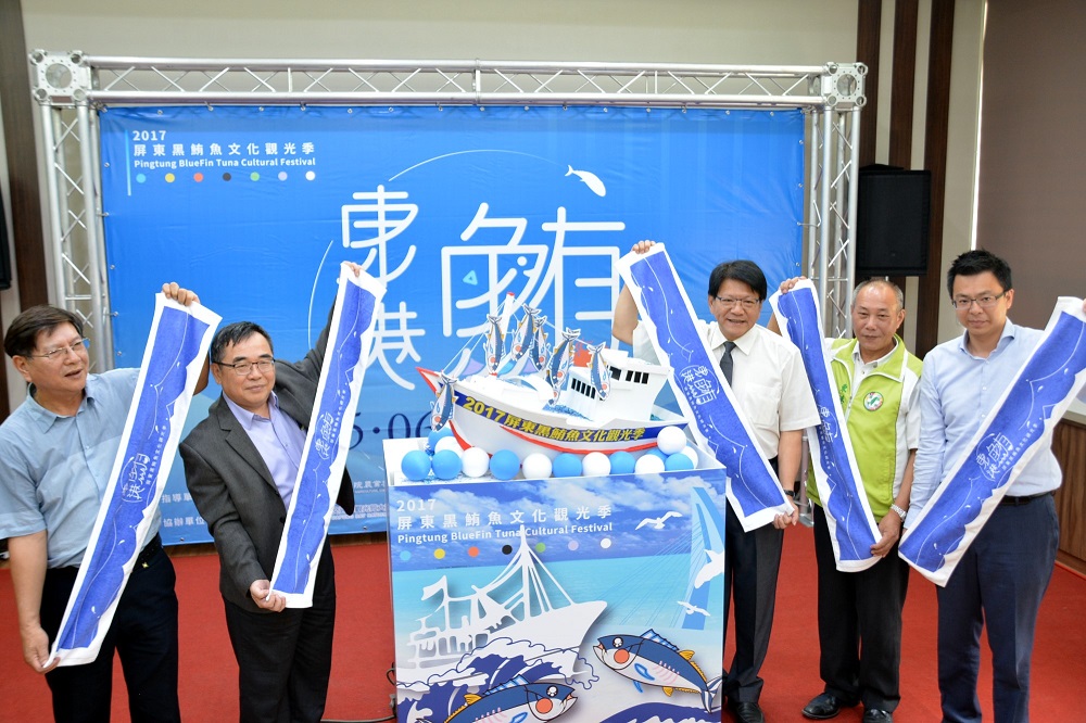 東港區漁會總幹事林漢丑、鵬管處長許主龍、潘孟安縣長、東港鎮長徐志雄、觀光傳播處長黃建嘉參與記者會。 圖：屏東縣政府提供