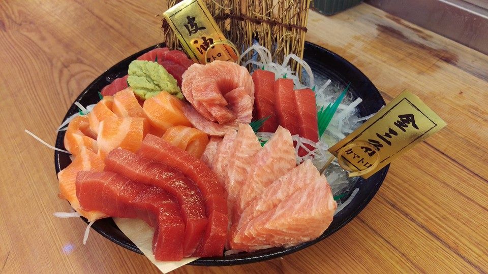 屏東東港華僑市場，是饕客熱愛的美食勝地。 圖：翻攝自王匠生魚片專賣店-東港華僑市228攤位臉書