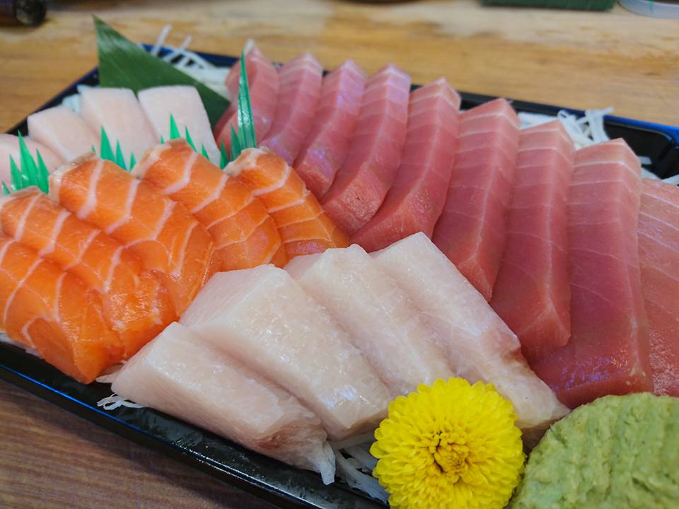 提及鮪魚季，便想到各式海鮮美食，今年屏東縣政府舉辦美食小旅行、美食宴等活動，邀請民眾同享美味料理。 圖：翻攝自王匠生魚片專賣店-東港華僑市228攤位臉書