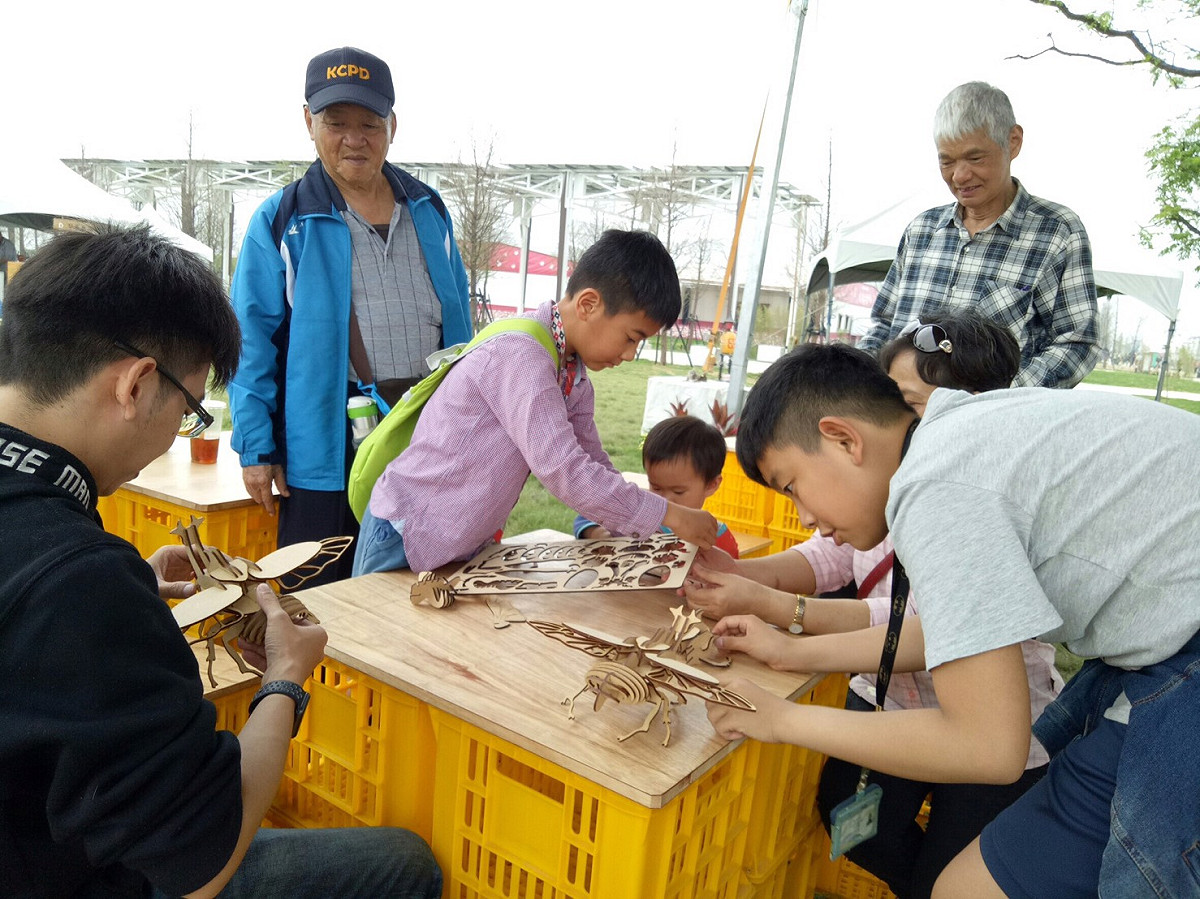 農博推出DIY體驗活動，大小朋友共襄盛舉，自製木頭小玩意。 圖：桃園市政府提供