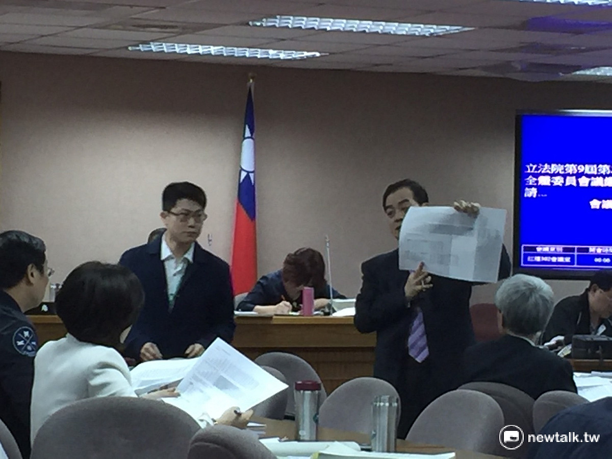 立法院司法及法制委員會今天繼續審查「公務人員退休撫卹法」草案，初審通過公務人員再回任條文，明定公務人員再回任，之前年資不得併計。 圖：林人芳／攝