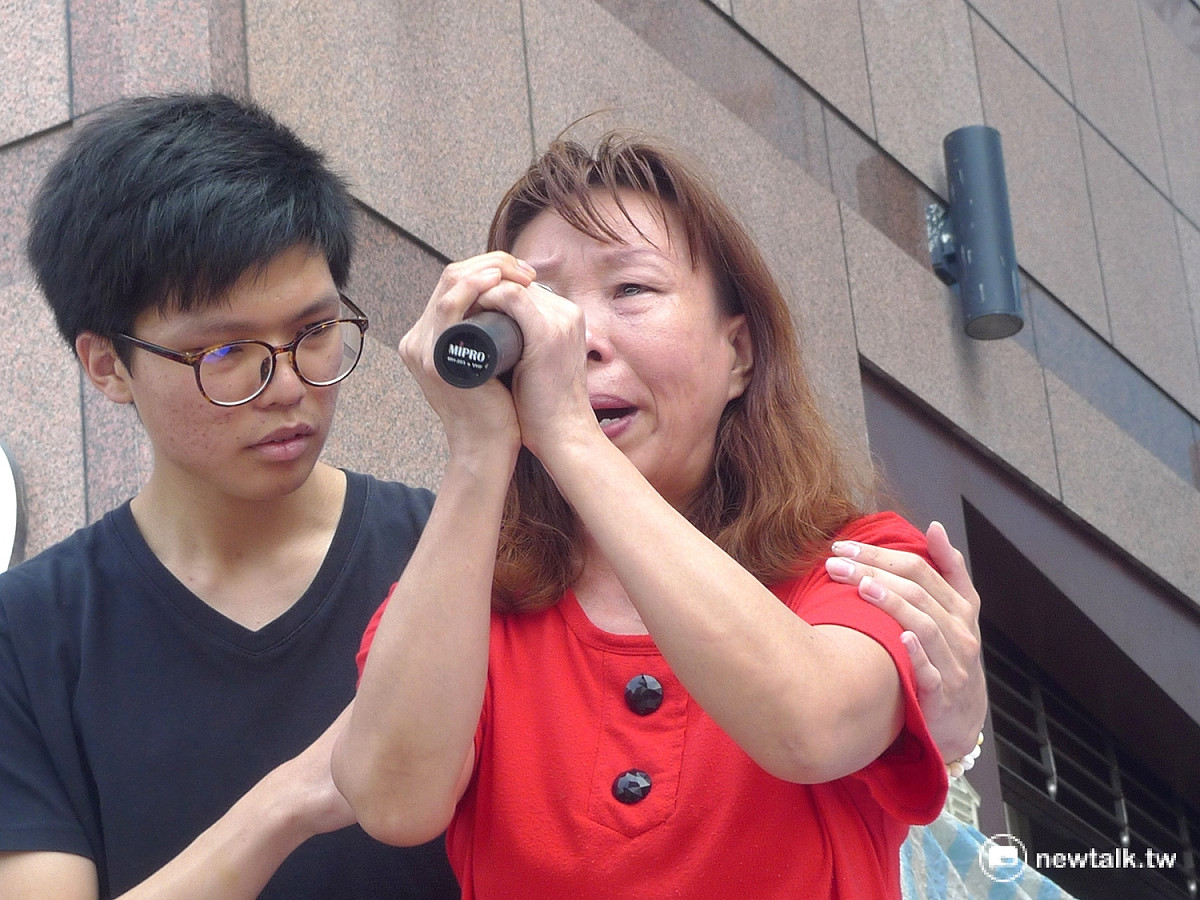 大觀社區住戶湯家梅激動落淚，表示「人不如狗，狗還有狗屋」，政府連她的帳戶僅剩184元也凍結。 圖：汪少凡／攝