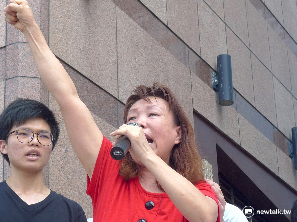 湯家梅質問「這就是政府說照顧榮民、榮眷的方式嗎？」高呼會「抗爭到底！」 圖：汪少凡／攝