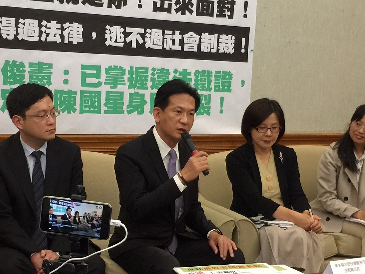 針對有立委提案修法，要求補教人員應以真實姓名執業一事，教育部終身教育司副司長顏寶月3日表示，教育部會再與業者溝通，研議是否將補教業實名制納法規範。 圖：林人芳／攝