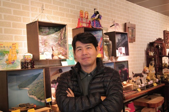 桃園市沒有圍牆的大溪木藝博物館「達文西瓜街角館」館長黃建義提到，建成商行總部在大溪街頭以罕見的三開進規模打造，從中山路門口踏進去，經過建成商行的辦公室，越過捲棚天井及蜿蜒的中式庭園；緊接著是神明廳、居所等，建築空間一直延伸到武德殿對街。 圖:取自一本大溪